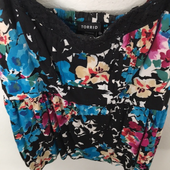 CUTE TORRID TOP WITH ADJUSTABLE STRAPS FLORAL PATTERN SIZE 1X GREAT CONDITION! - Picture 2 of 9